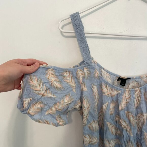 TORRID 1 Plus Size Light Blue Feathers Crinkle Gauze Cold Shoulder Top Boho 1X - Picture 8 of 16
